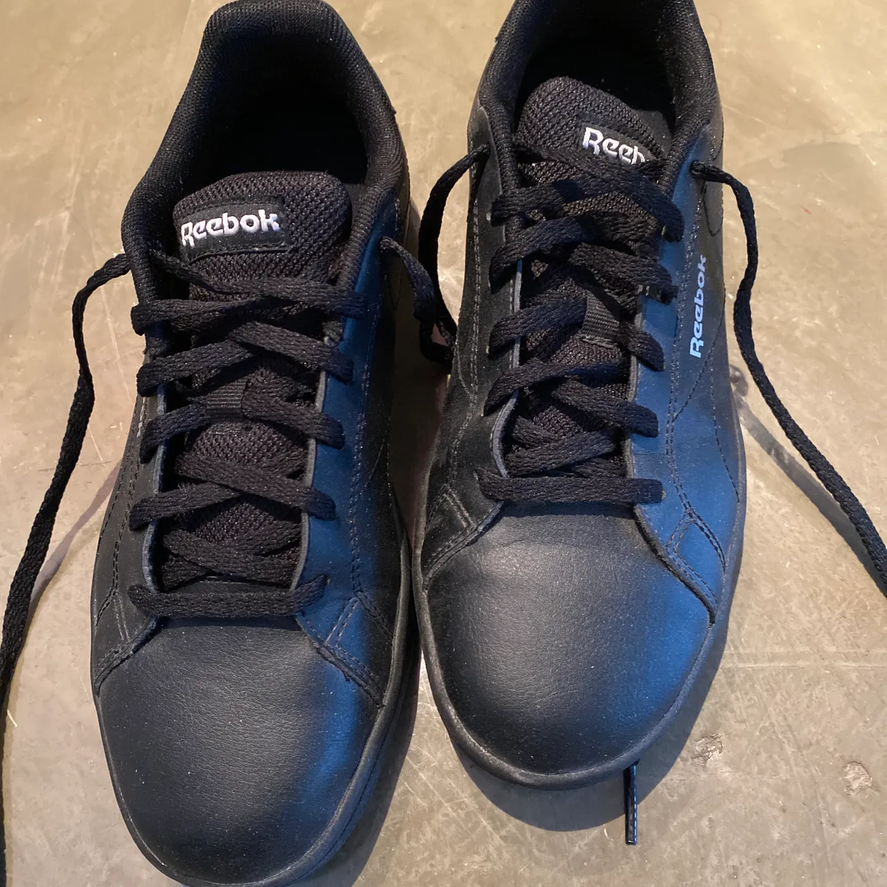 Like new Black Reebok shoes 7 photo 1
