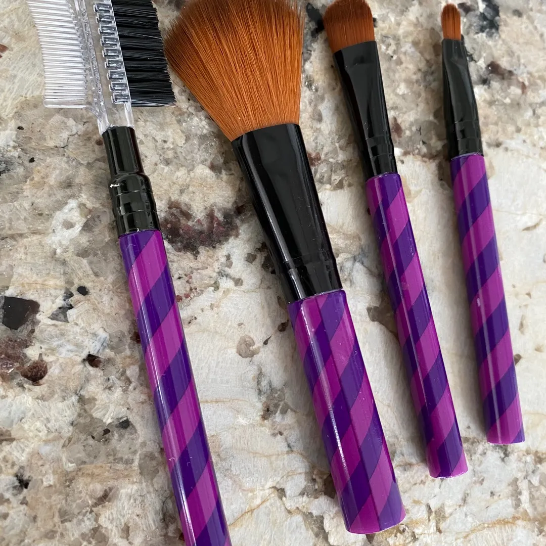 Brand New 4 Pc Travel Makeup Brush Set photo 5