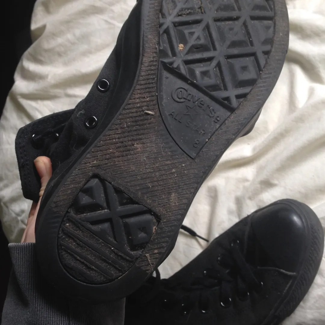 Size 8 Black Converse photo 3