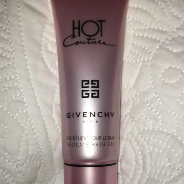 Givenchy Hot Couture Delicate Bath Gel. photo 1