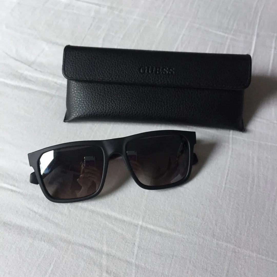 Brandnew Guess Sunglasses With Case photo 1