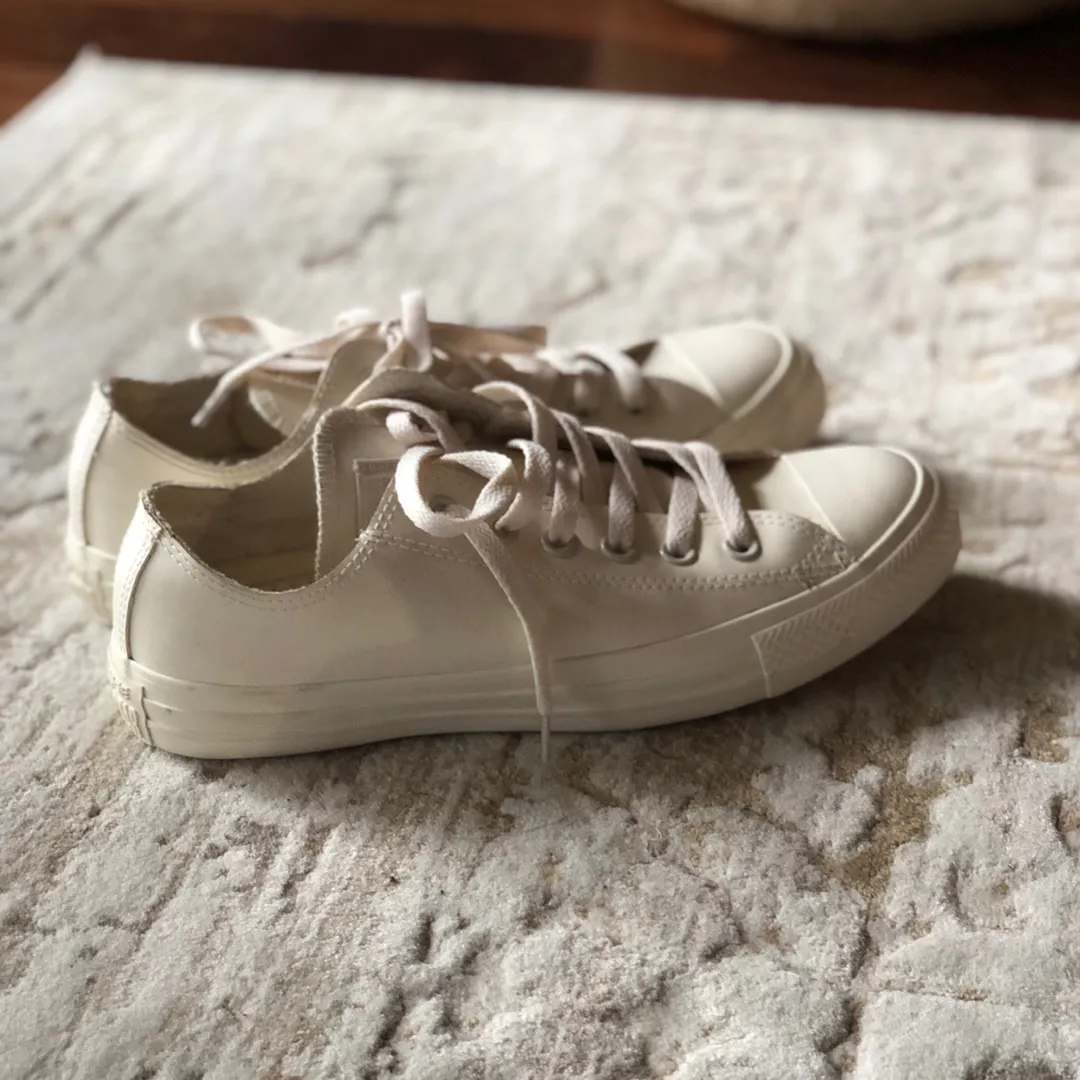 BRAND NEW Converse Lowtop Ox Sneakers In Parchment photo 1