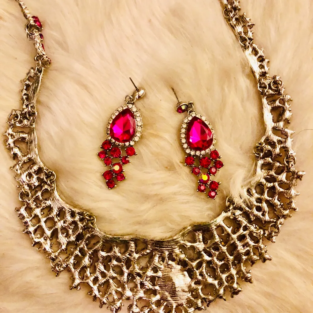 New! Fuscia Statement Necklace With Matching Pierced Earrings photo 5