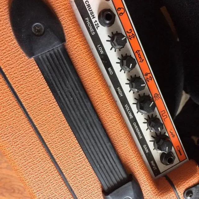 Electric guitar amplifier photo 1