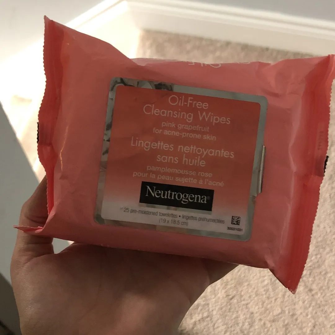 Neurtrogena Oil Free Cleansing Wipes photo 1