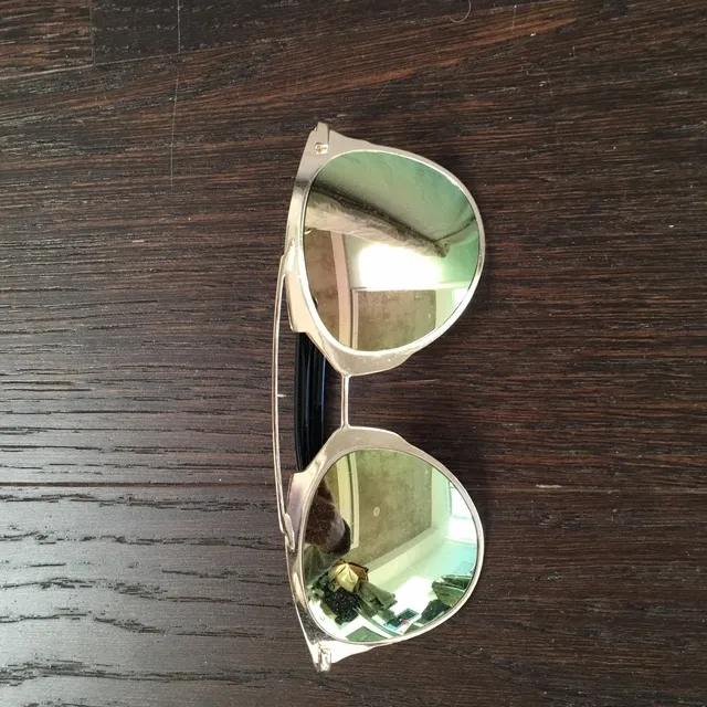 Gold Frames And Reflective Lenses Sunglasses photo 1