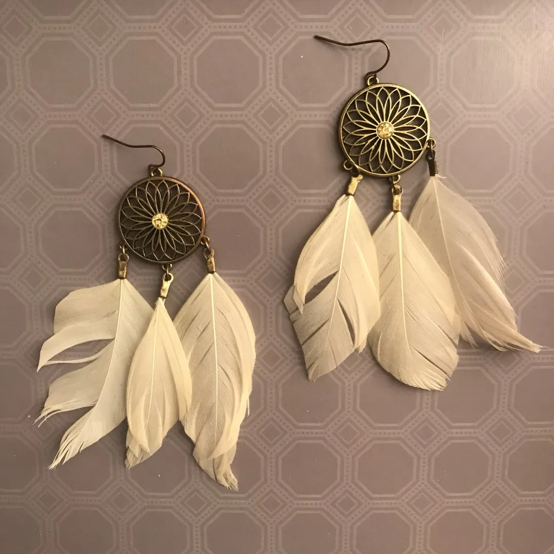 White Feather Disc Earrings photo 1