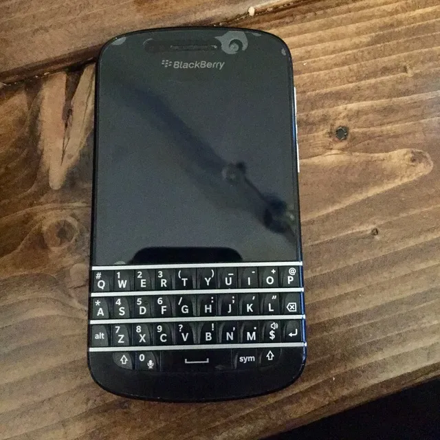 Blackberry Q10 w/ Rogers photo 1
