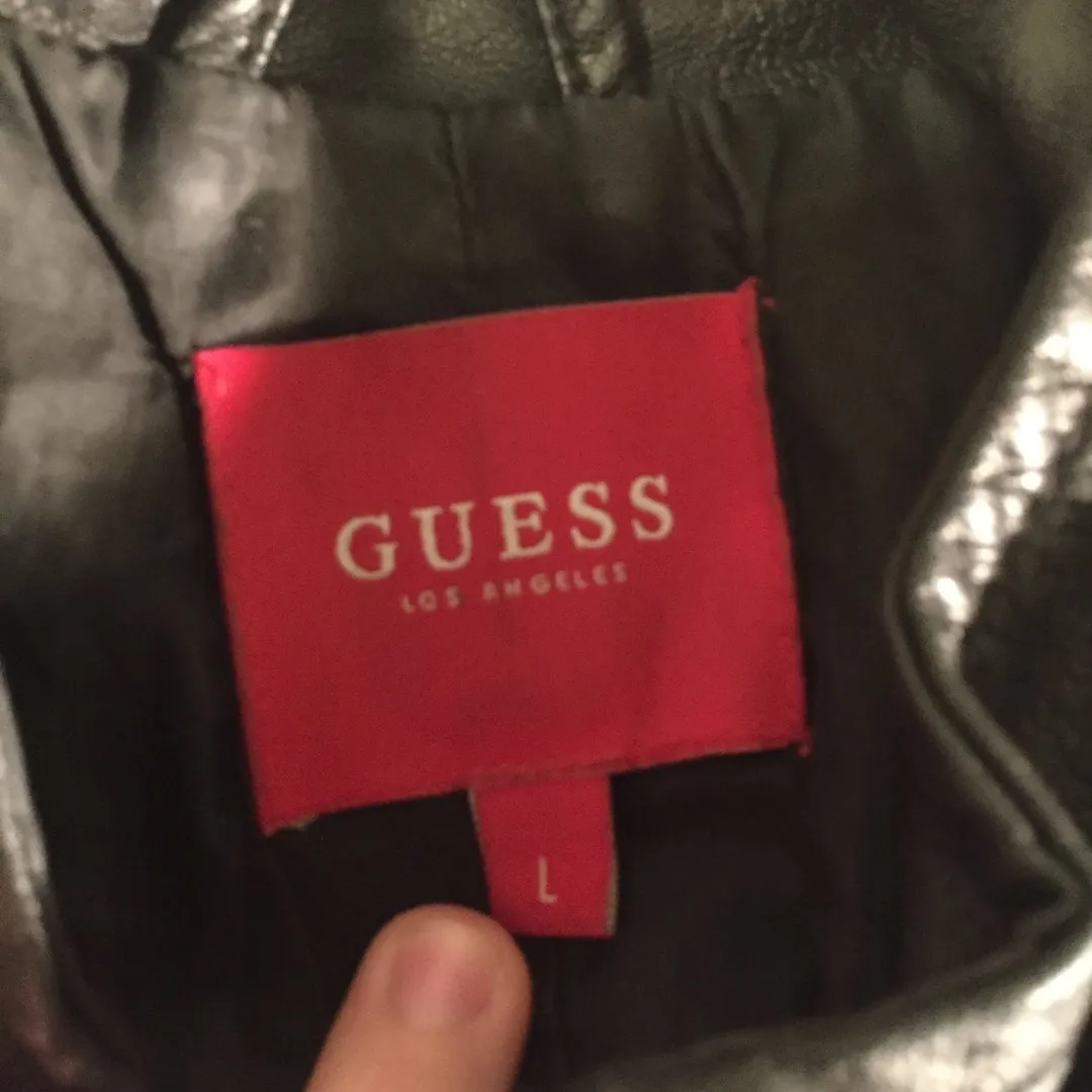 Large Black Guess Jacket photo 1