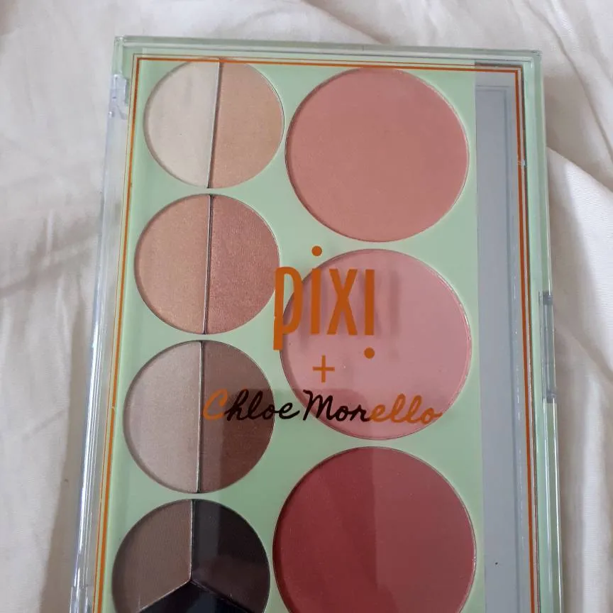 Pixi Blush / Brows / Eyeshadow Palette - Chloe Morello photo 1