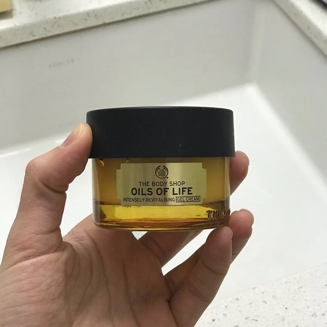 The Body Shop Oils Of Life Intensively Revitalizing Gel Cream photo 1