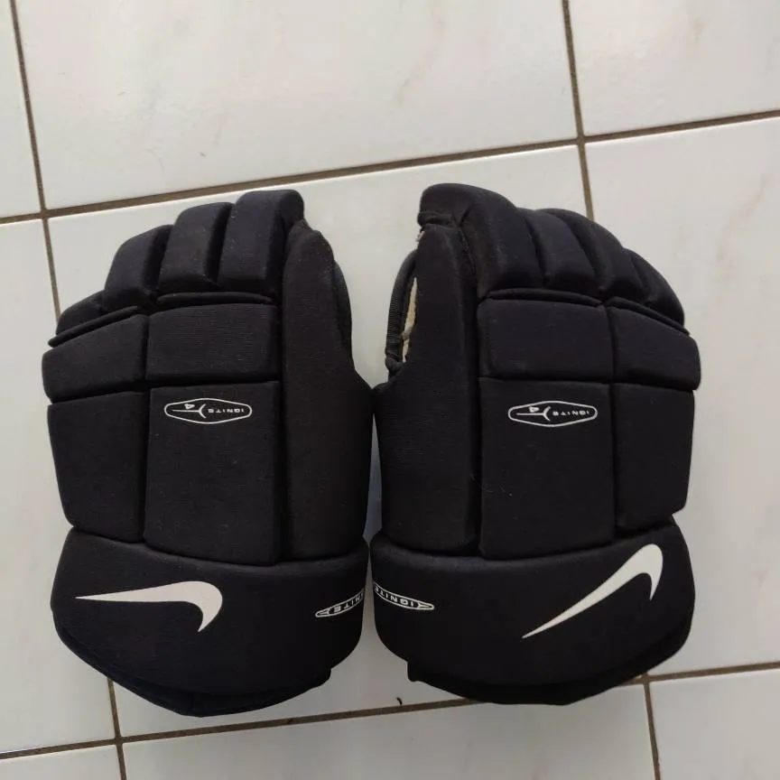 Nike Youth Hockey Gloves photo 1