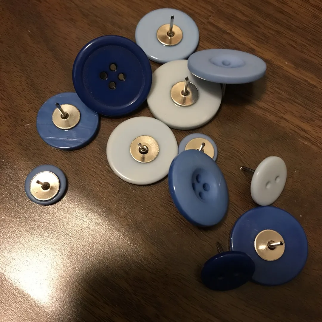 Free Assorted Blue Button Thumb Tacks For Bulletin Board photo 1