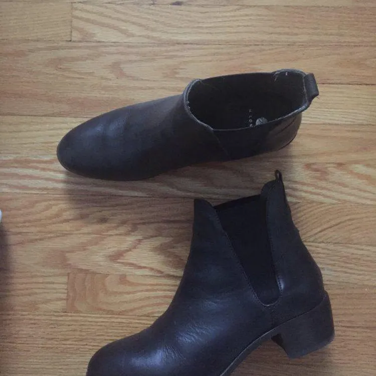 Size 8 Chelsea Boots photo 1