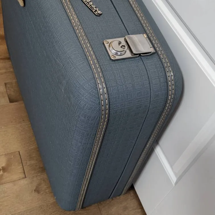 Gorgeous Vintage blue Suitcase/ Luggage W/ Pink Interior photo 4