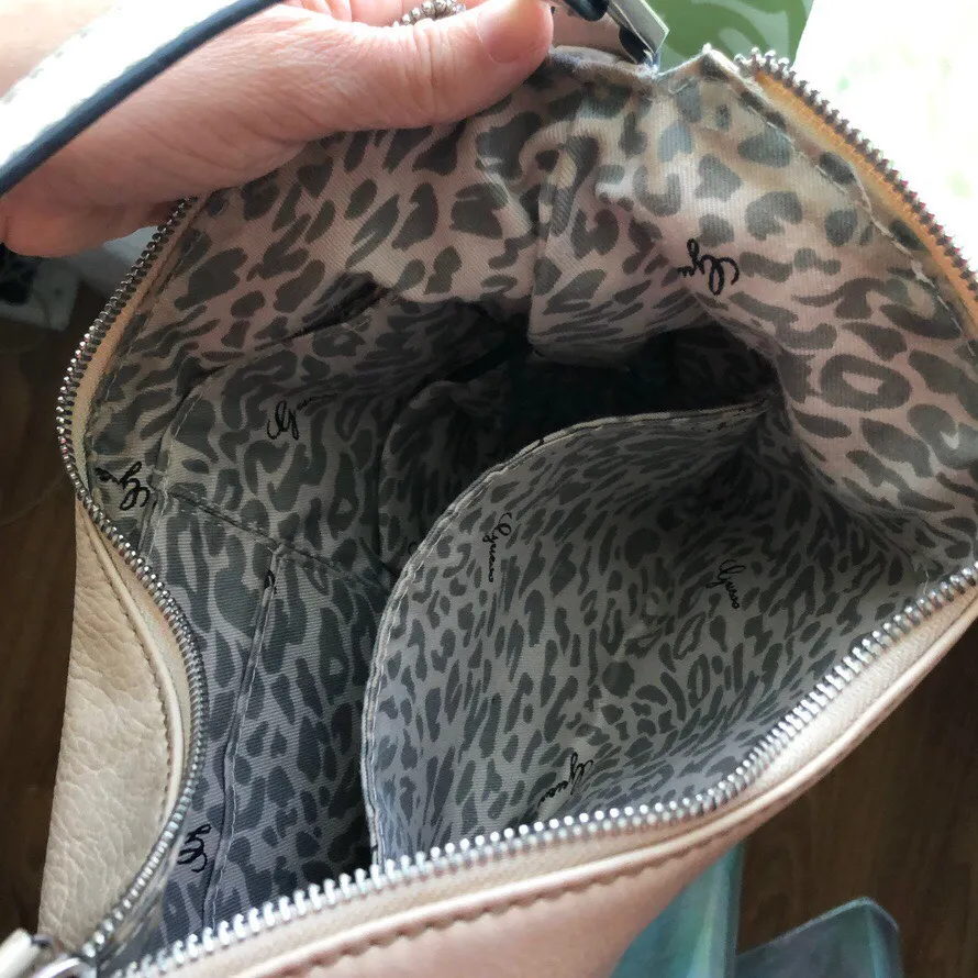 Pretty beige Guess purse 👜❓✨ photo 5