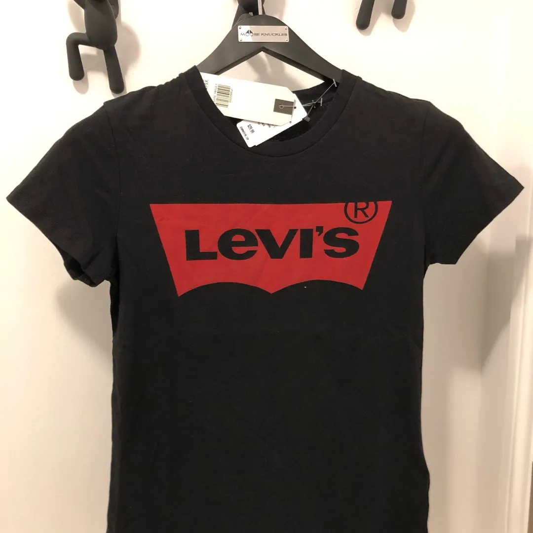 Brand new Black Levi T-Shirt With Tags XS photo 1