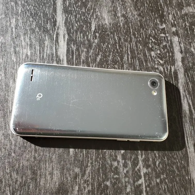 LG Q6 + Case + Charger photo 6