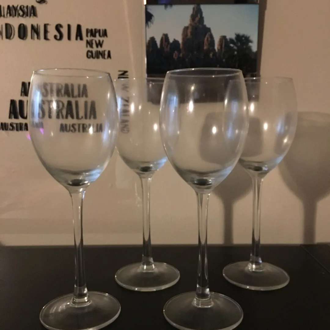 Set Of 4 Wine glasses photo 1