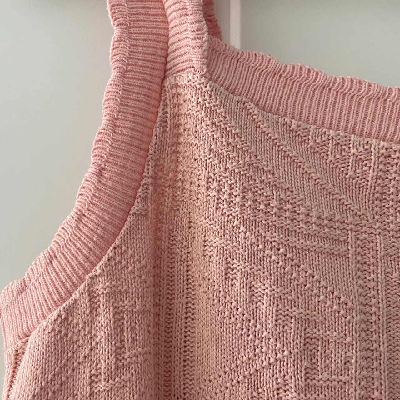 Pink sweater vest photo 3