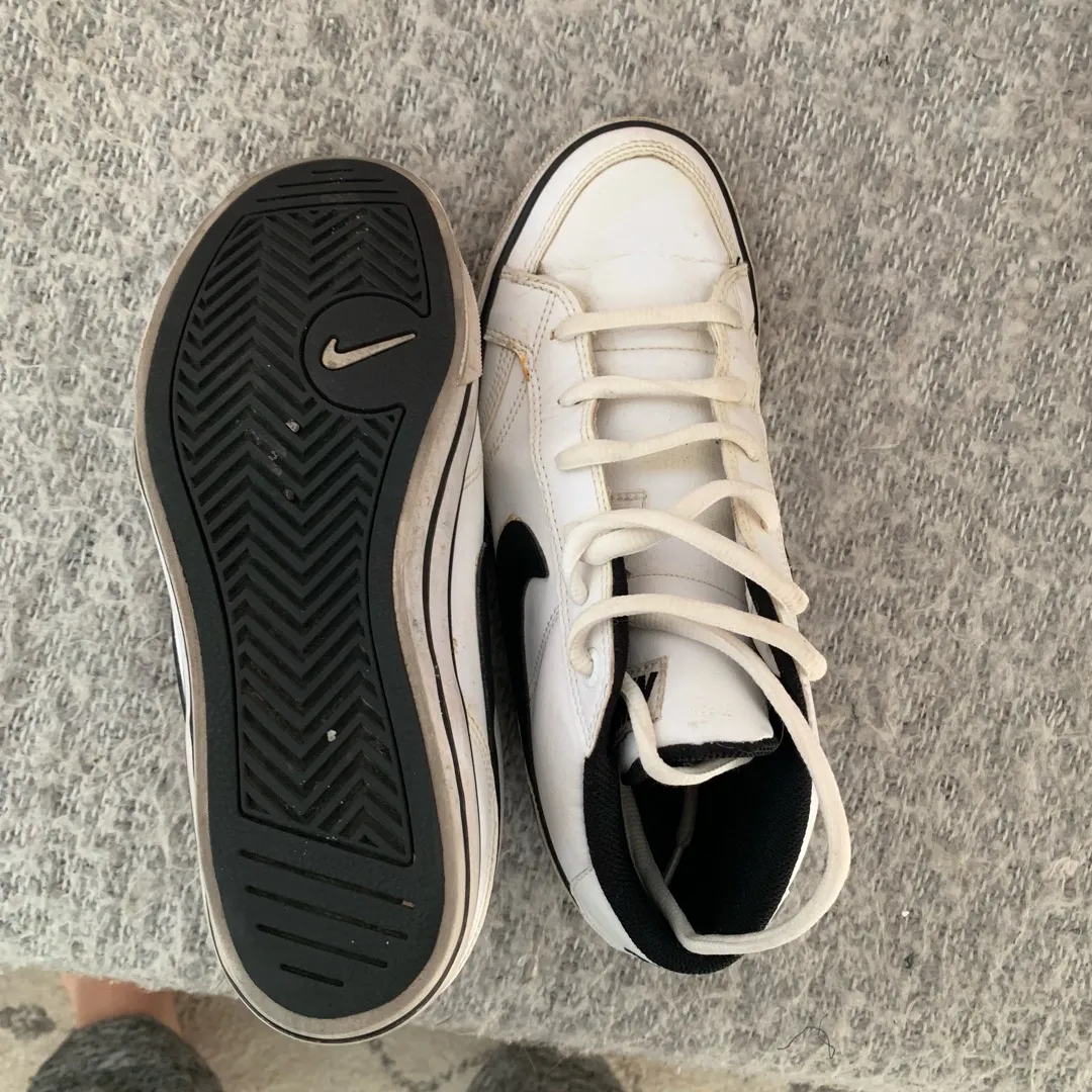 8/8.5 Nike Sneakers photo 4