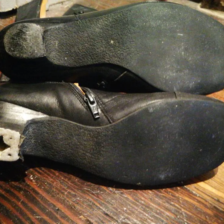 W40 Kitten Heel Leather Boots photo 6