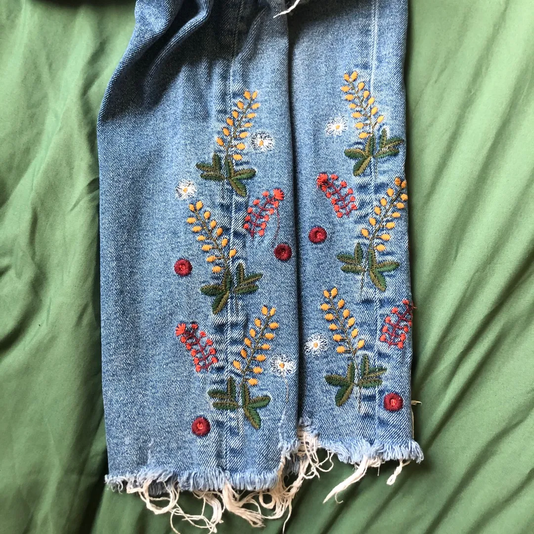 Flower Embroided Ripped Jeans photo 1