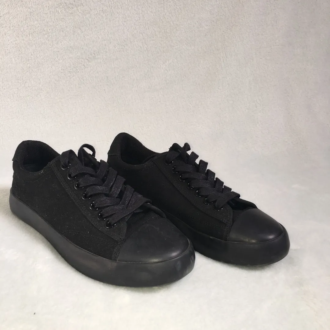 UNIQLO Black Sneakers photo 1