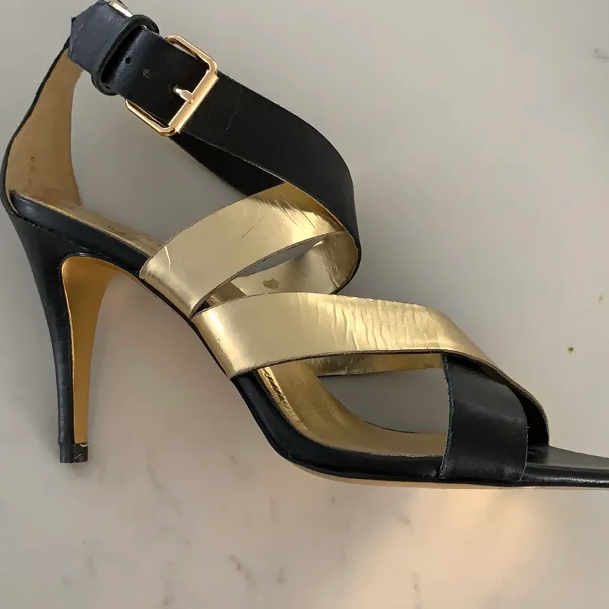 Ted Baker Black And Gold Heels photo 3