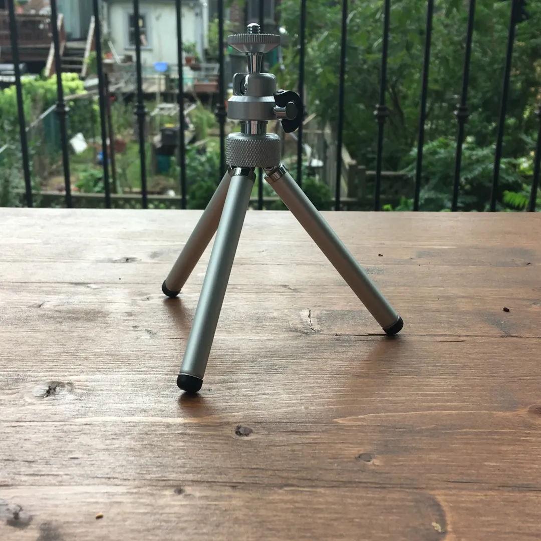 Small tabletop camera tripod photo 1