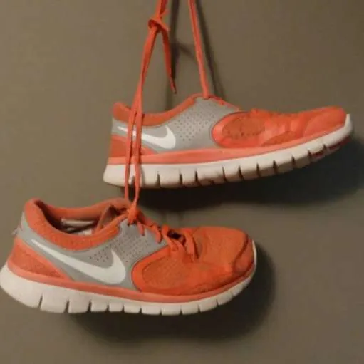 Women's Nike Running Shoes photo 1