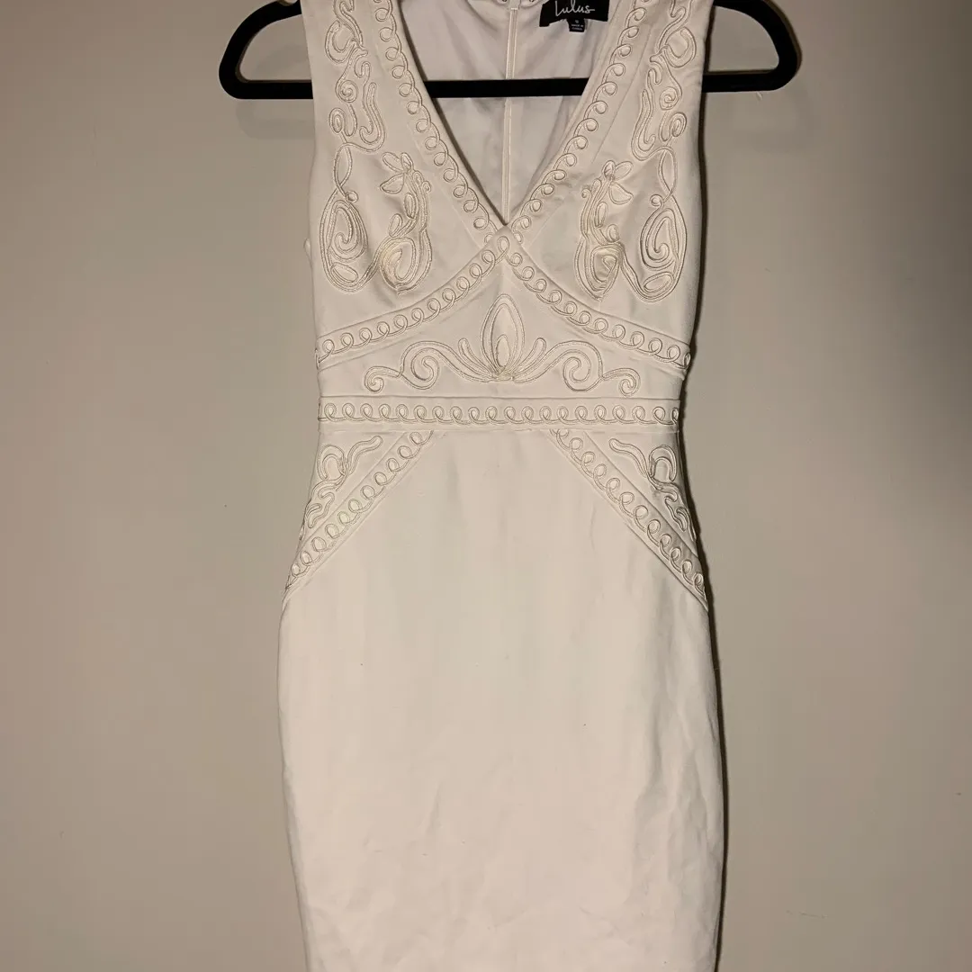 Like New Lulus V-neck Fitted White Cocktail Dress Size XS (fi... photo 1