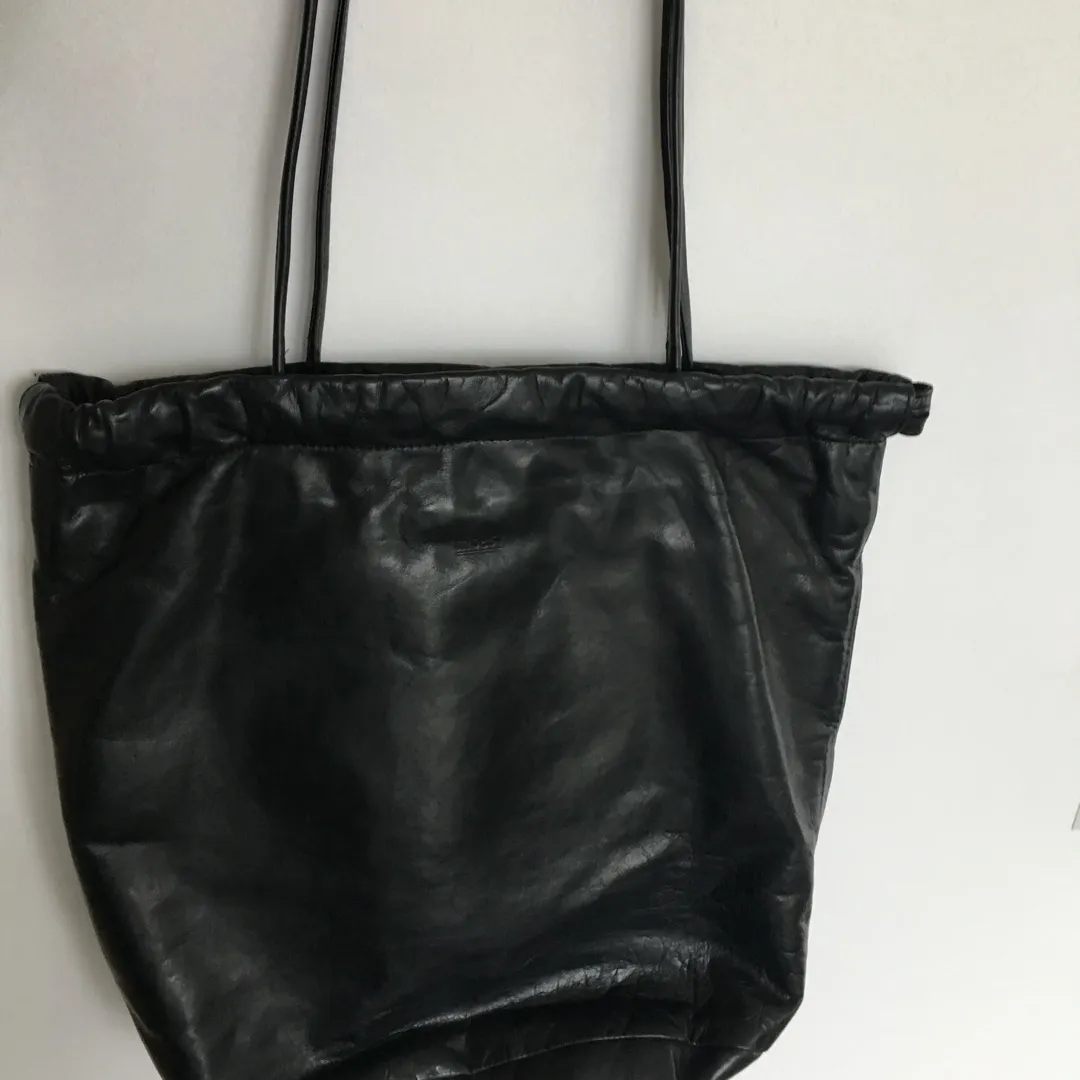 M0851 Leather Drawstring Shoulder Bag photo 1