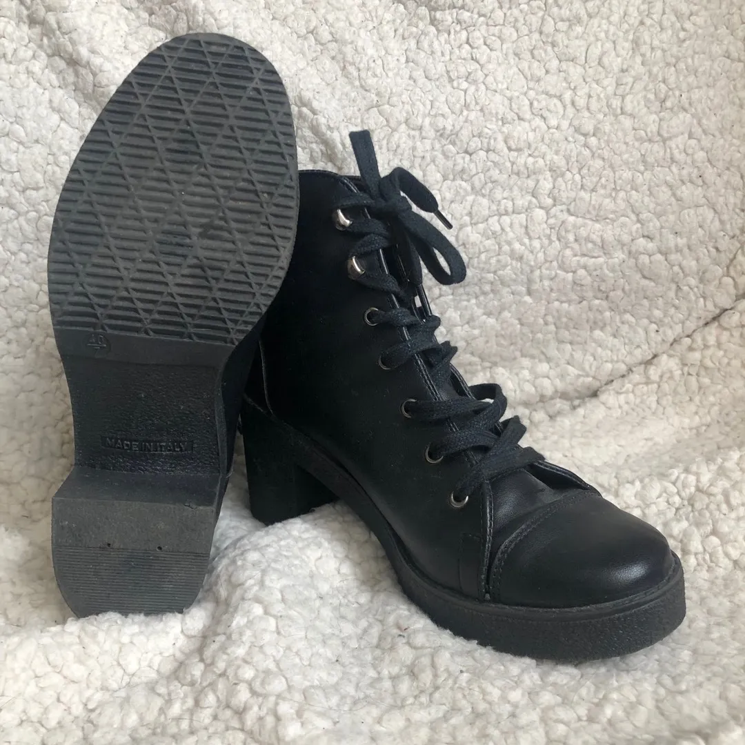 Size 40/7.5 lace up boots. photo 3