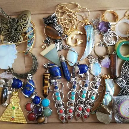 Bunch Of Necklaces With No Chain ( Some Of Them Have) photo 4