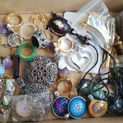 Bunch Of Necklaces With No Chain ( Some Of Them Have) photo 3