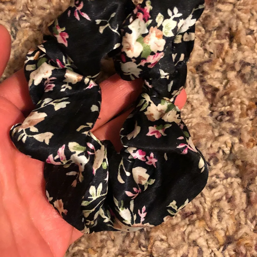 🆓with trade - Hair Accessories, Elastic And Flower - Never Used photo 1