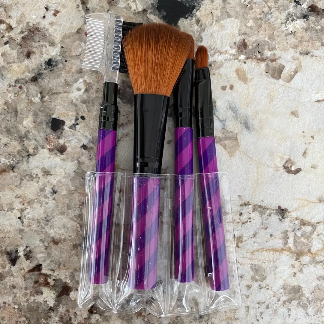 Brand New 4 Pc Travel Makeup Brush Set photo 3