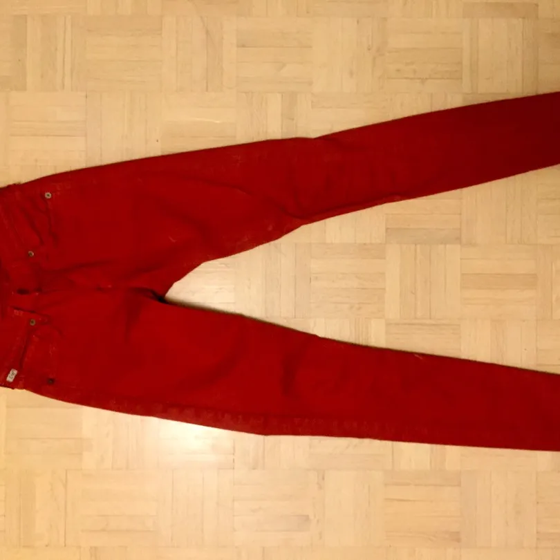 RED JEANS photo 3