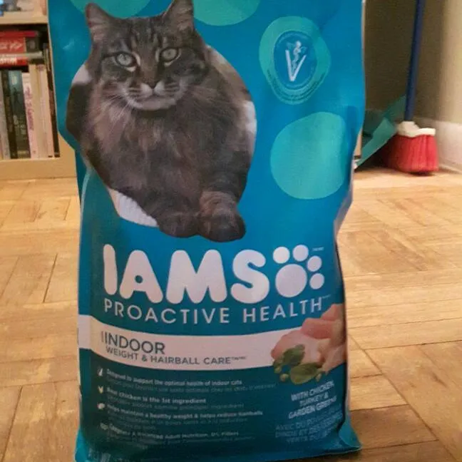 7lb IAMS Indoor Hairball Cat Food photo 1