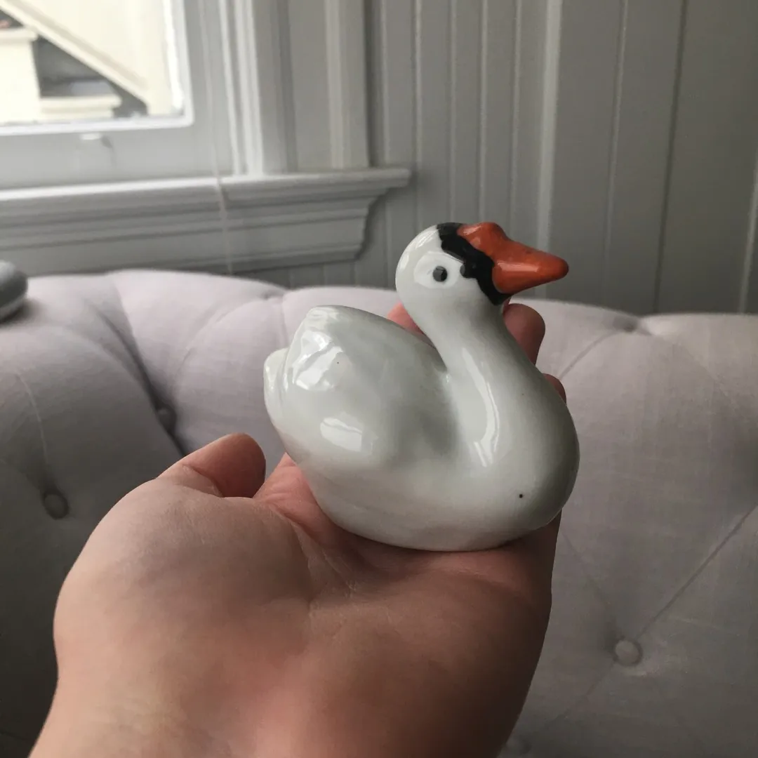 Tiny Porcelain Swan photo 1