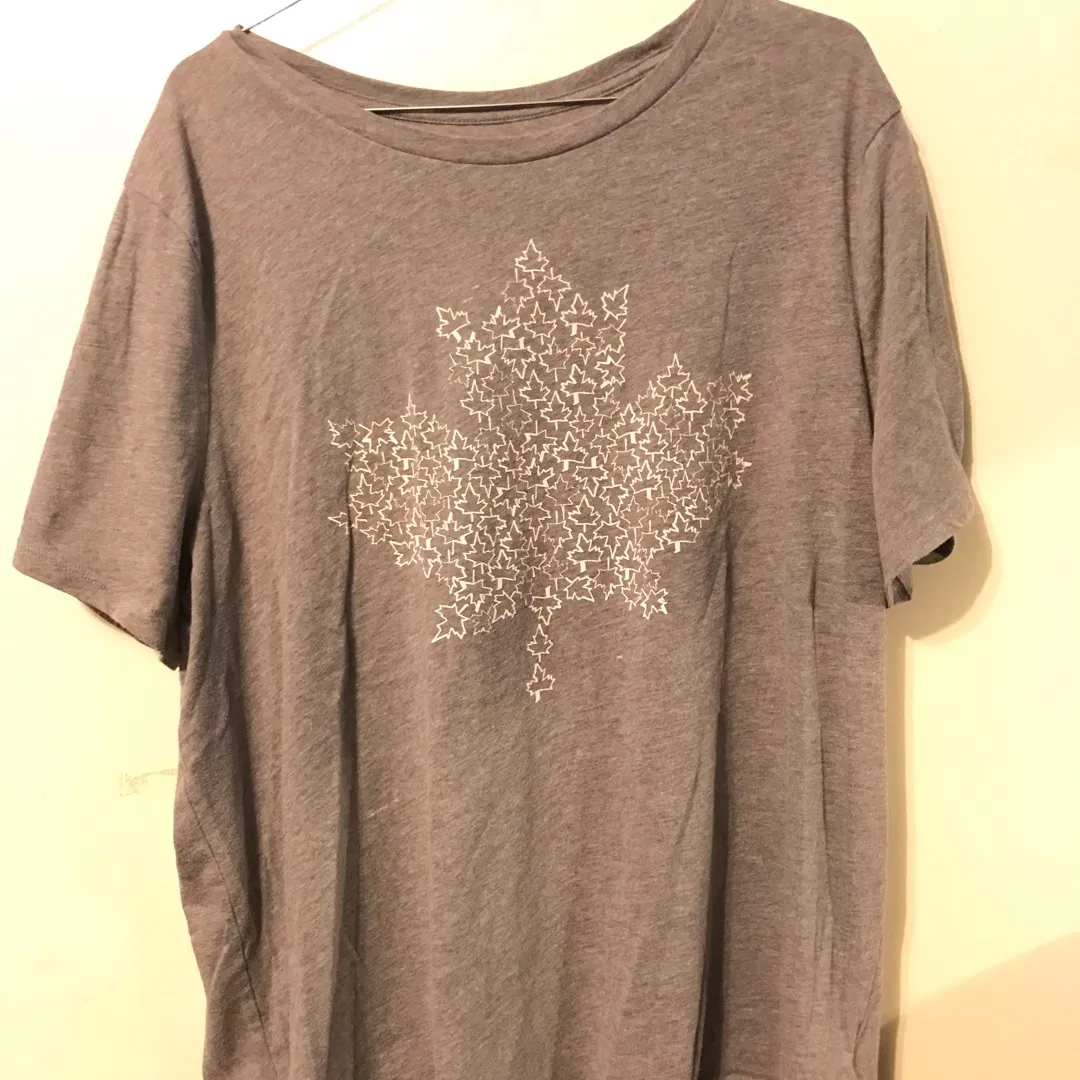 Old Navy Maple Leaf Gray T-Shirt photo 1