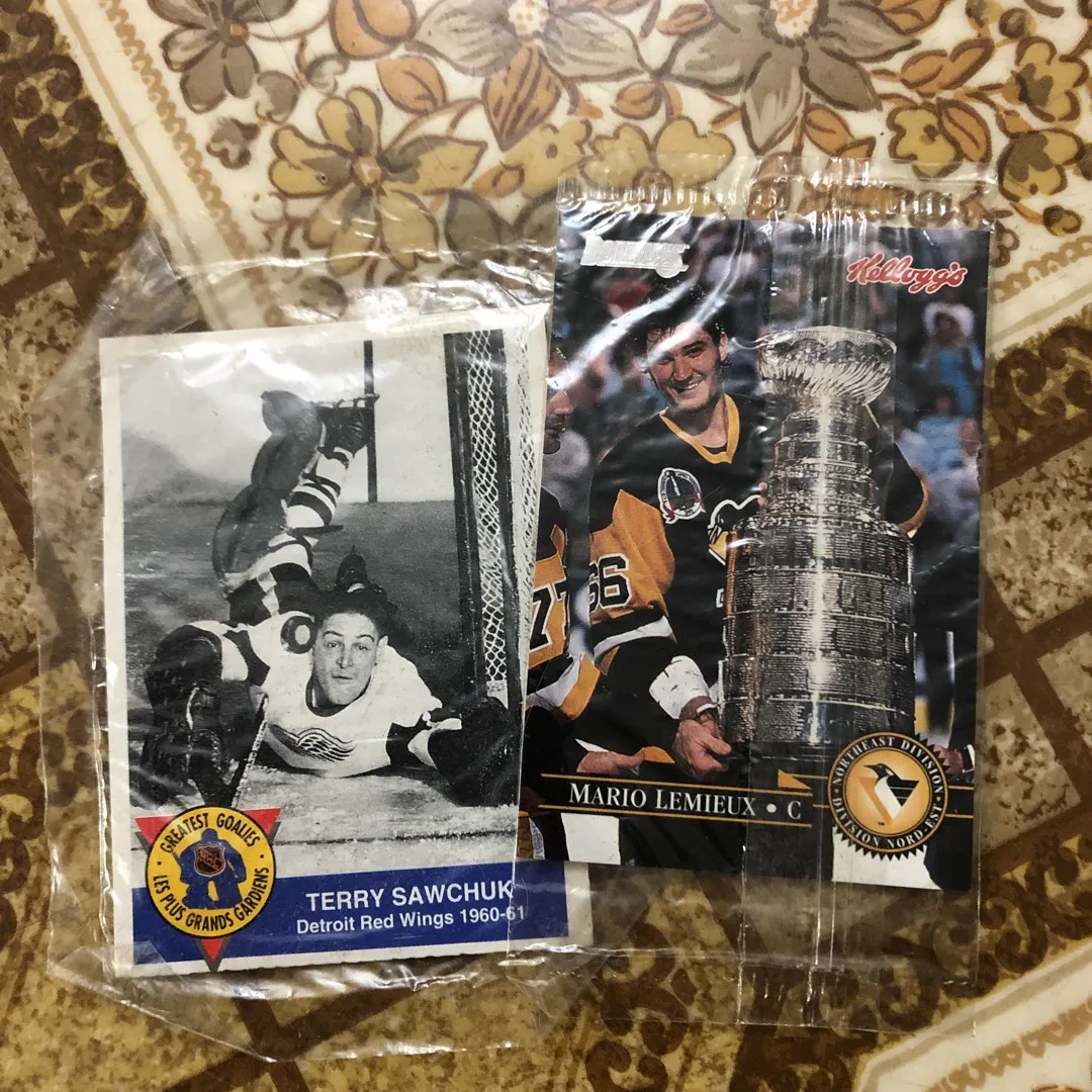 2 Kellogg’s Hockey Cards BNIP (from 90’s) photo 1