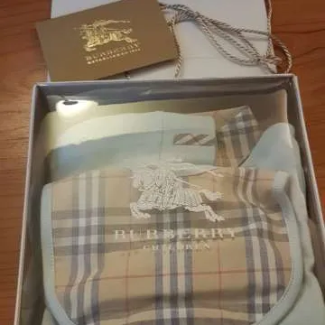 Burberry Baby/Toddler Gift Set photo 3
