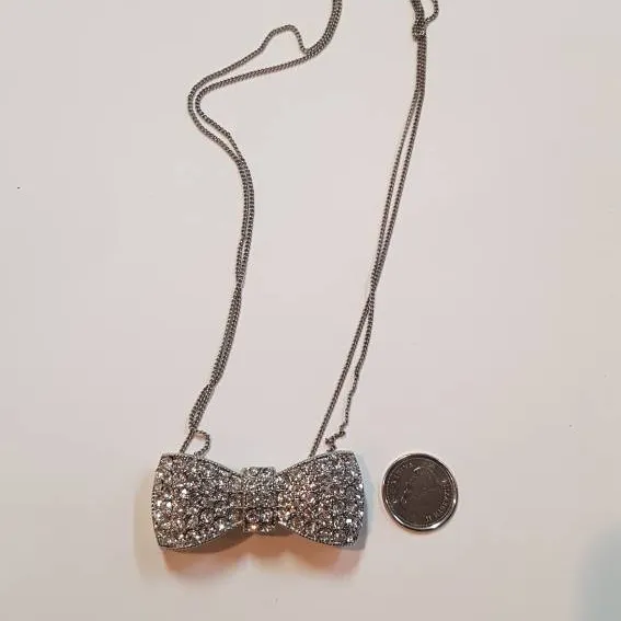 Bowtie Silver Diamond Necklace - Collier En Forme De Noeud Pa... photo 1