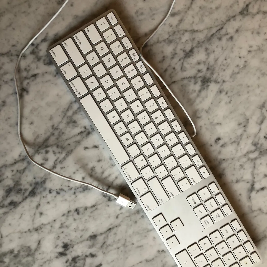 Apple Keyboard With Number Pad photo 1