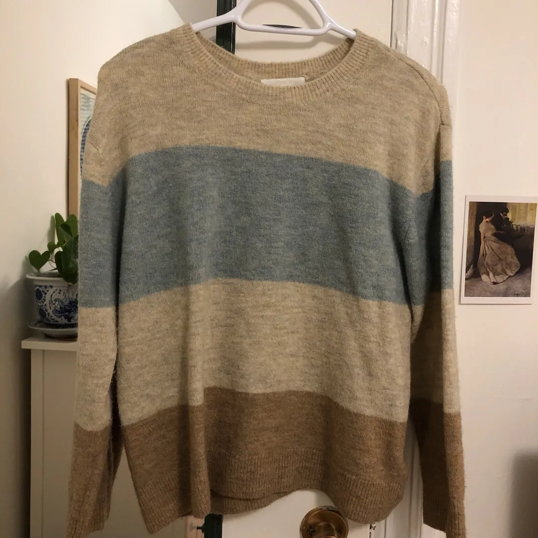 Women’s Sweater photo 1