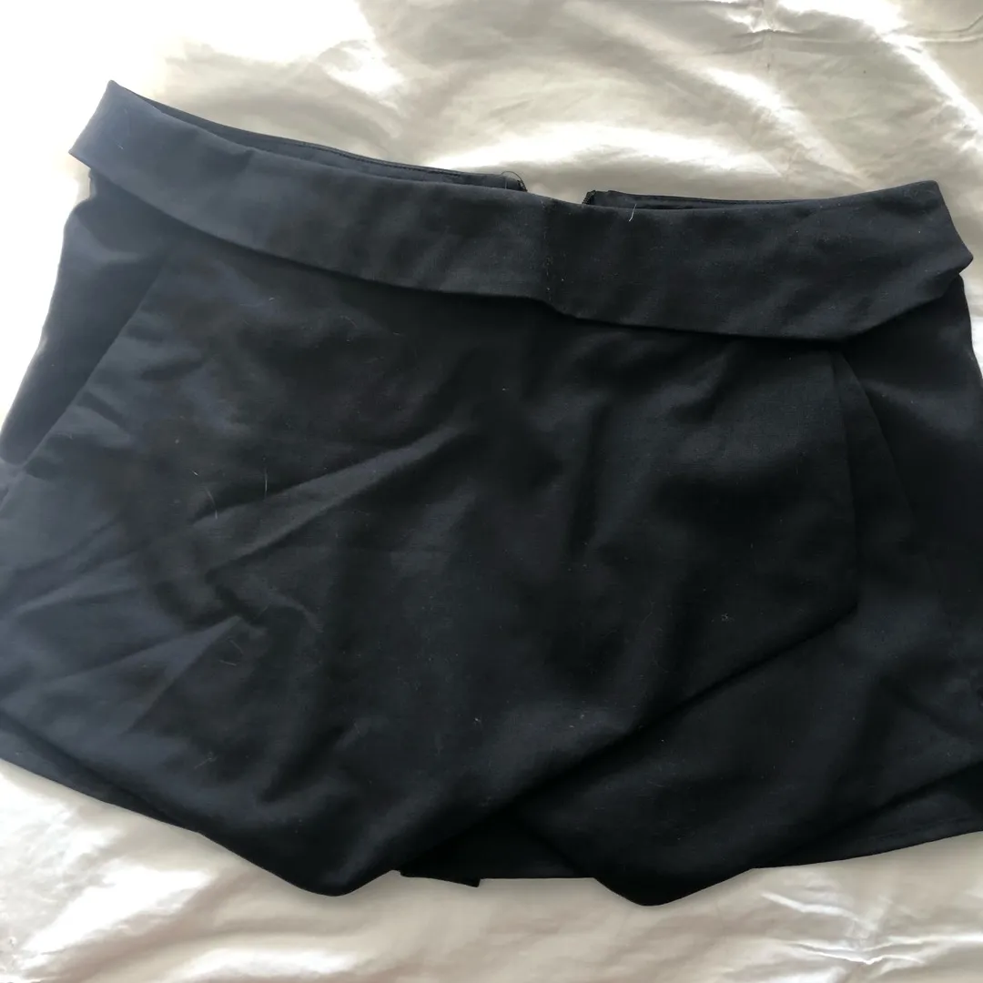 Aritzia Black Dress Shorts Size 8 photo 1