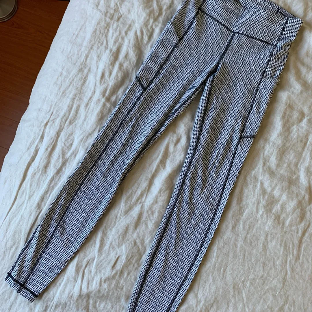 Lululemon Size 4 With Side Pockets And Zip Pocket At The Back photo 1