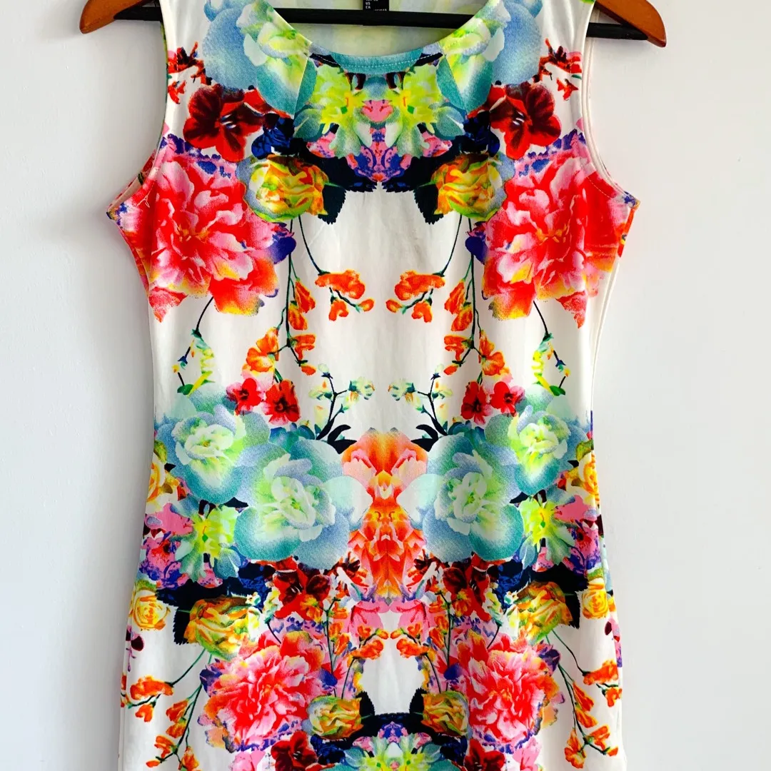 Symmetrical Floral H&M Print Dress - M photo 1